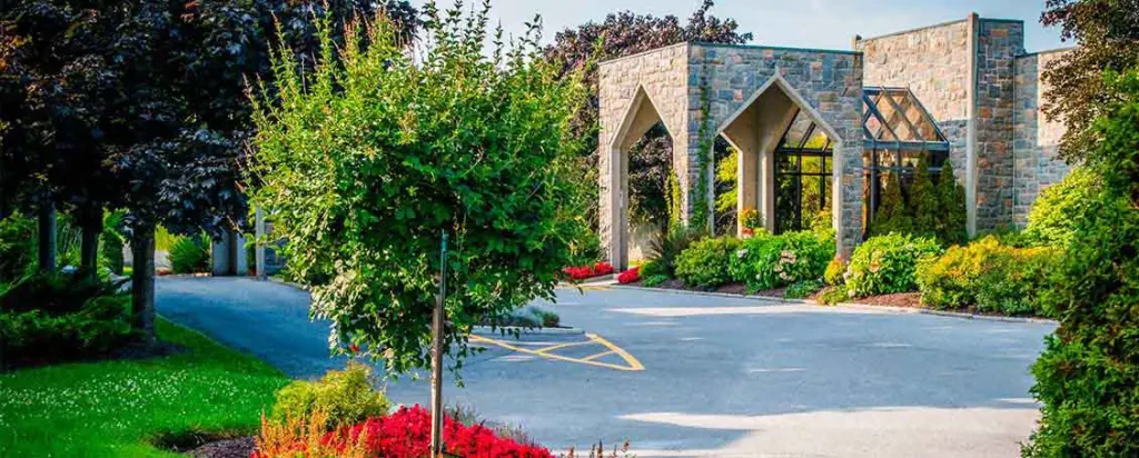 Recueillement en présence de célébrant au Cimetière Laval à la mémoire de tous les pères